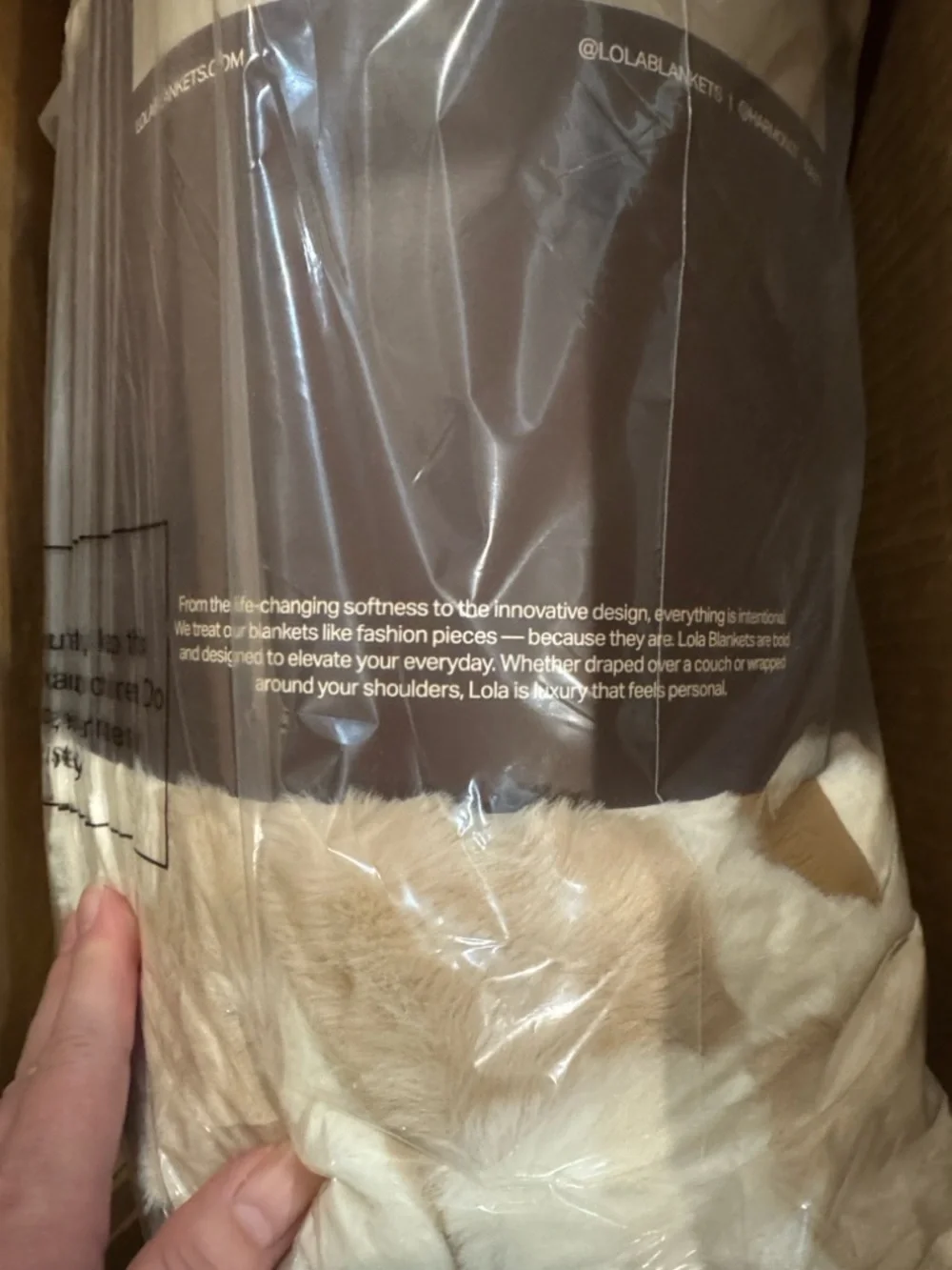 Lola Blankets X Harmonize/Latte Check/Plush Throw/Blanket/Size L/NIB/SEALED! - Picture 8 of 16